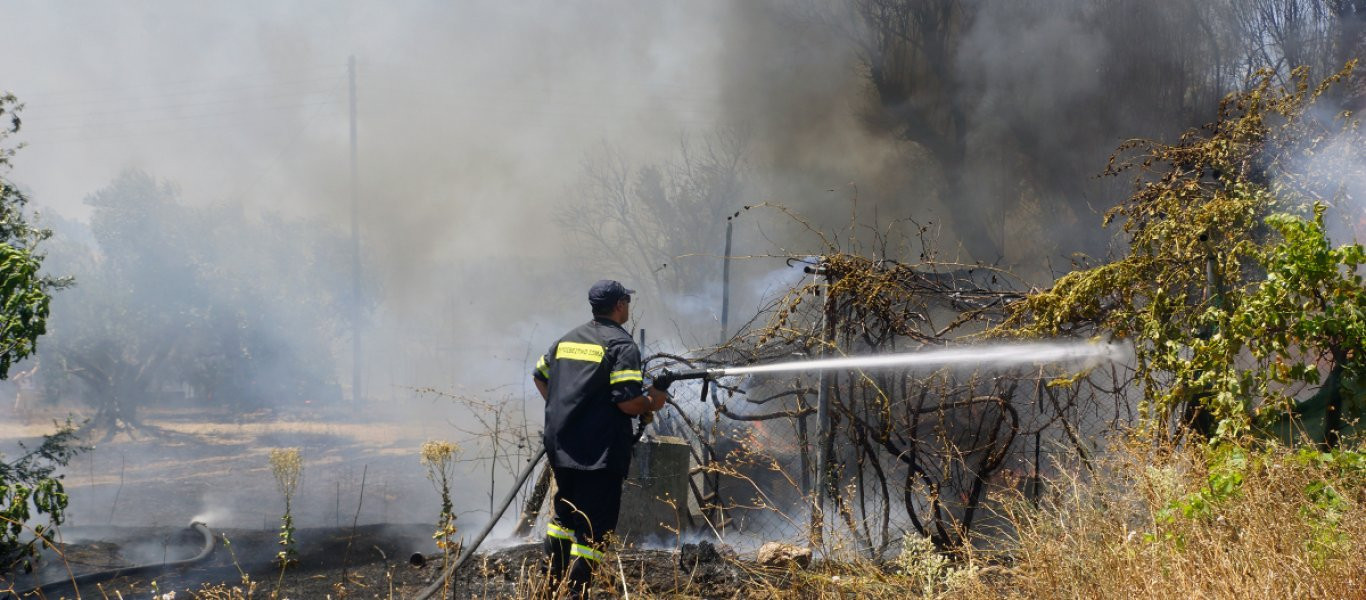 Αχαΐα: Ξέσπασμα μεγάλης πυρκαγιάς στο Σανταμέρι- Κινδυνεύουν παλιά εκκλησία και μοναστήρι (βίντεο)